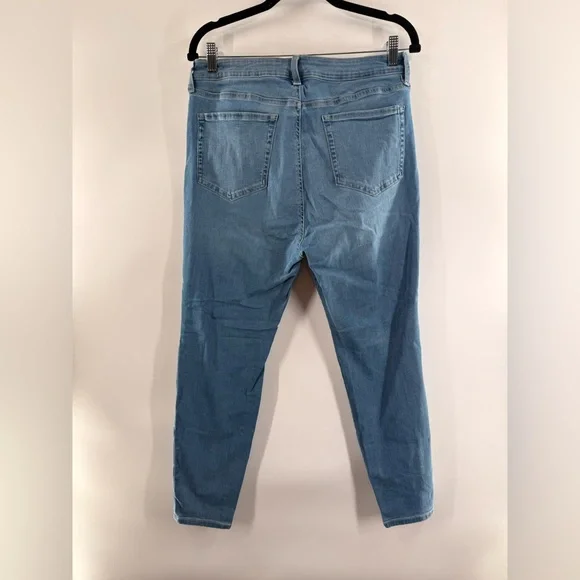 EUC Amazon Essentials Light Wash Skinny Jeans - Picture 10 of 10